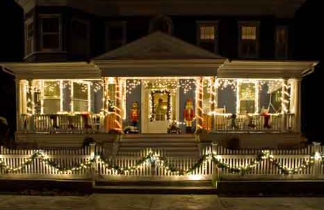画像 家と外のクリスマスライトアップ実例 綺麗な飾り付けアイデア Interior Design Box 海外の使えるインテリア術
